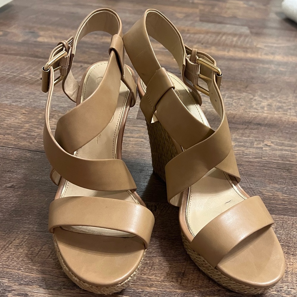 Jessica Simpson tan wedge